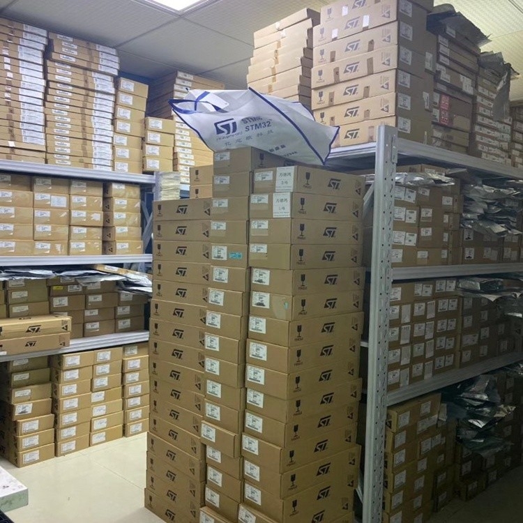 주식 양도 위임장 관리 IC TO-220 L7805A IC 칩 집적 회로 전자적 공급 L7805ABV에서 새로운 크황리춘스인위안 원형